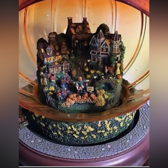 Thomas Kinkade Illuminated Glass Pumpkin "Reflections Of A Harvest Season". - Picture 5 of 10